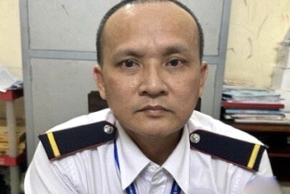  Bắt kẻ núp bóng nhân viên bảo vệ, trốn truy nã gần 20 năm: Ngày 24/4, Công an TP Hà Nội cho biết, Công an quận Hoàn Kiếm đã bắt giữ Đào Thanh Tùng (SN 1974, HKTT: số 9 Tràng Tiền, Hoàn Kiếm, Hà Nội) về tội Lừa đảo chiếm đoạt tài sản sau gần 20 năm trốn truy nã. Để tránh sự truy bắt của cơ quan Công an, Tùng sử dụng tên giả là Quang và xin làm bảo vệ tại một tòa nhà trên địa bàn quận Tân Phú, TP HCM.