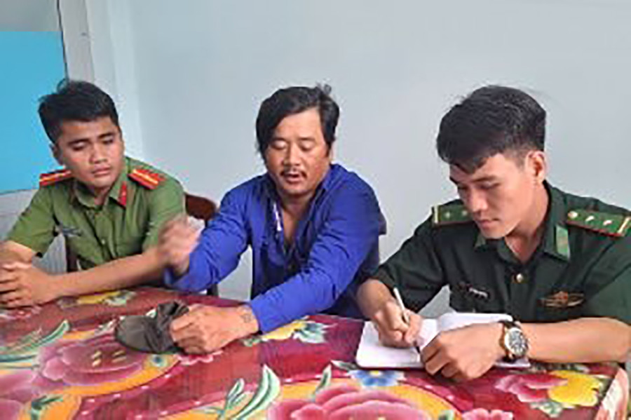  Bắt đối tượng trốn truy nã dưới vỏ bọc là ngư dân: Cuối tháng 8/2024, Công an huyện Hàm Thuận Bắc, tỉnh Bình Thuận đã bắt giữ thành công Võ Ngọc Toàn (SN 1985, trú thị trấn Ma Lâm, huyện Hàm Thuận Bắc) sau 10 năm bỏ trốn khỏi địa phương. Quá trình truy bắt, Công an huyện Hàm Thuận Bắc xác định Toàn đã thay đổi tên thành Hậu và làm nghề đánh bắt hải sản trên biển. Toàn thường xuyên thay đổi ghe tàu và sống lênh đênh trên biển nhiều tháng nhằm lẩn tránh sự phát hiện của Công an.