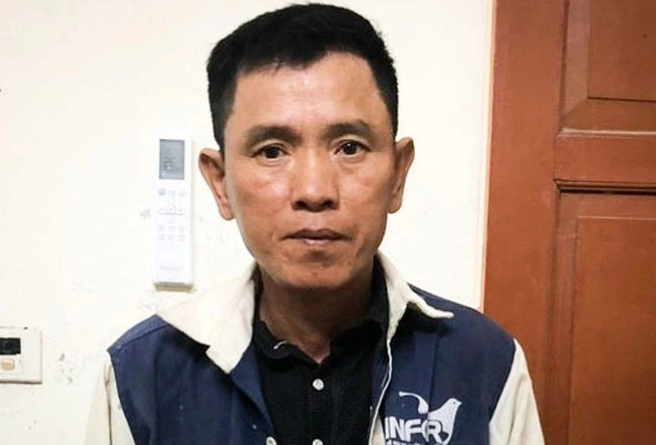  Gây án rồi chặt ngón tay, trốn truy nã suốt 26 năm vẫn bị bắt: Ngày 14/10, Công an huyện Đức Cơ (Gia Lai) cho biết vừa phát hiện bắt giữ kẻ gây án lừa đảo chiếm đoạt tài sản rồi trốn truy nã 26 năm trước. Người bị bắt có tên thật là Nguyễn Văn Nhâm (52 tuổi, quê tại xã Hưng Tây, huyện Hưng Nguyên, Nghệ An). Tại thời điểm bắt giữ, Nhâm đã lập gia đình, có vợ và hai con, hành nghề thợ xây tại địa phương. Sau khi bỏ trốn, Nhâm đã chặt mất đầu ngón tay trỏ và ngón tay giữa để che giấu thân phận.