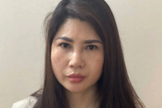  Bắt “nữ quái” phẫu thuật thẩm mỹ để trốn truy nã: Ngày 17/10, thông tin từ Công an TP Hà Nội cho biết, lực lượng chức năng vừa bắt giữ Hoàng Thị Phương Trang (SN 1983, Hà Nội) - đổi tượng trốn truy nã suốt 5 năm. Quá trình lẩn trốn, Trang đã phẫu thuật thẩm mỹ để thay đổi gương mặt. Đối tượng di chuyển qua lại giữa nhiều tỉnh thành rồi trốn sang Campuchia làm nghề massage, chia bài trong các sòng bạc... Ngày 13/10/2024, phát hiện Trang đã về nước, đang lẩn trốn tại TP Vinh, tổ công tác đã ập vào bắt giữ.