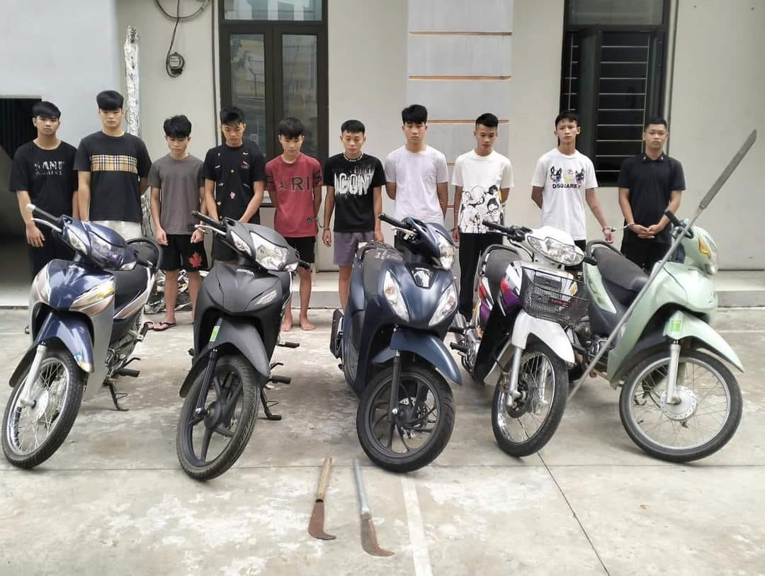 Vĩnh Phúc: Bắt 15 đối tượng dùng phóng lợn, dao quắm chém nhau Vinh Phuc: Bat 15 doi tuong dung phong lon, dao quam chem nhau