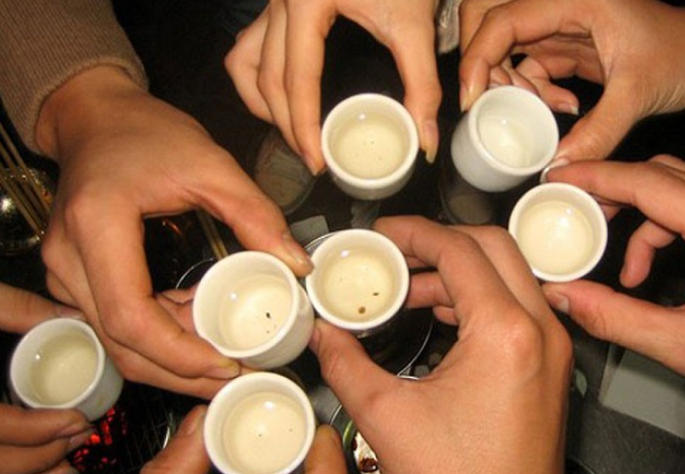 Cũng thời điểm này, Công an tỉnh Gia Lai nhận được một vài thông tin về những mâu thuẫn nội bộ của gia đình nạn nhân. Theo đó, chồng nạn nhân là người hay uống rượu và không ít lần giữa họ có xô xát. Khi vụ án xảy ra, chồng bà Đ.A cũng vắng mặt tại địa phương. Tuy nhiên, sau đó xác minh, các trinh sát cũng làm rõ người đàn ông này hoàn toàn không liên quan đến cái chết của vợ mình. (Ảnh minh họa, nguồn internet)