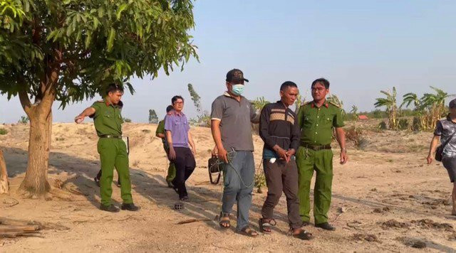 Khi ngang qua lán của gia đình bà Đ.A thì phát hiện người phụ nữ này ở với cháu bé. Trong đầu nảy sinh ý định đốn mạt, I Ô thấy chiếc thớt gỗ để ở lán nên cầm lên bất ngờ đánh vào đầu bà A. Sợ hãi, bà A bỏ chạy ra ngoài rồi kêu cứu. Đinh I Ô không buông tha, gã chạy theo đánh thêm nhiều lần nữa sau đó lấy dây thừng siết cổ. Thấy nạn nhân đã chết, I Ô giờ trò đồi bại rồi bỏ trốn khỏi hiện trường. Lo sợ bị phát hiện, I Ô đã đi lang thang qua nhiều địa phương cho đến khi bị bắt giữ. Với hành vi phạm tội của mình đối tượng này sẽ phải trả giá trước pháp luật. 