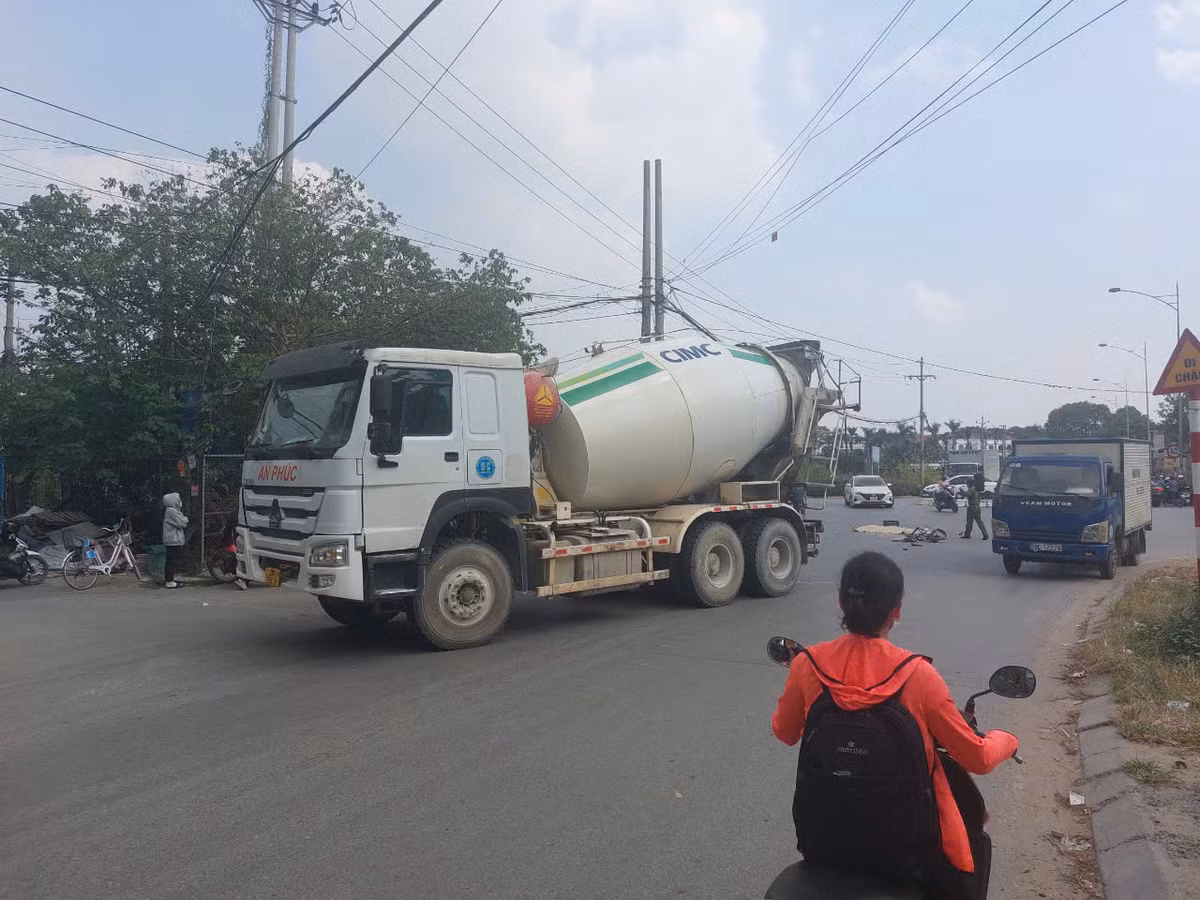 Ha Noi: Xe dap va cham voi o to bon, be gai tu vong