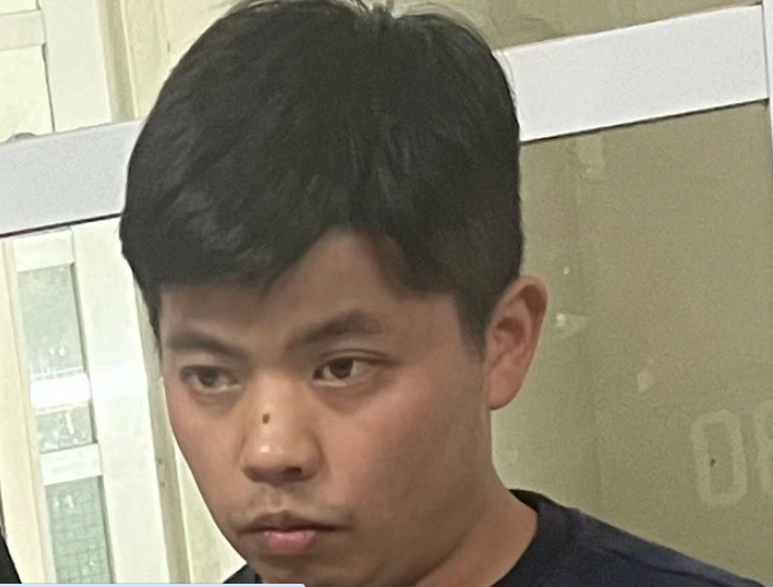  'Thầy giáo' dâm ô nhiều nam học sinh: Ngày 30/1, Công an TP Đà Lạt, Lâm Đồng cho biết vừa thực hiện bắt khẩn cấp Hồ Công Tuấn (31 tuổi), 'thầy giáo' dâm ô nam học sinh nhiều lần. Theo Công an TP Đà Lạt, Tuấn có bằng cử nhân toán và tự mở lớp dạy thêm. Trong khoảng thời gian từ năm 2021, Tuấn nhận dạy thêm cháu L.N.Đ.G (15 tuổi, ngụ P.2, TP.Đà Lạt) và đã nhiều lần dâm ô với cháu G. rồi chụp hình lưu lại. Ngoài ra, Tuấn còn nhiều lần thực hiện hành vi dâm ô các nam sinh khác. 