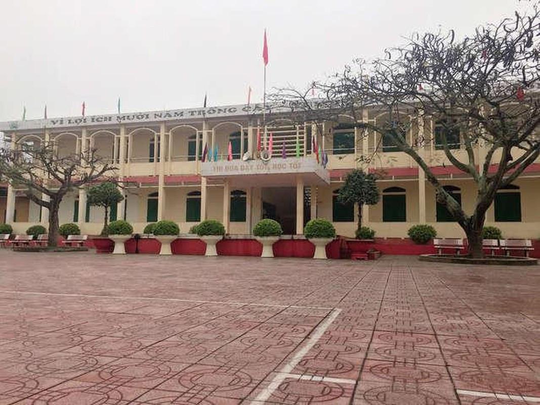  Thầy giáo dâm ô nữ sinh lớp 9 ở Hải Dương: Ngày 11/7/2022, Công an TP Chí Linh, tỉnh Hải Dương nhận được đơn của cháu H., SN 2007 và ông Th. là bố đẻ của cháu H. tố giác ông Nguyễn Văn Hồng (SN 1975, giáo viên Trường THCS Lê Lợi) nhiều lần có hành vi xâm hại thân thể. Quá trình điều tra, Nguyễn Văn Hồng đã khai nhận nhiều lần có hành động hôn, sờ, chạm vào vùng nhạy cảm của 2 nữ sinh trong các giờ học Ngữ văn trên lớp. Ngày 15/7/2022, công an khởi tố vụ án, khởi tố bị can và bắt tạm giam đối tượng Nguyễn Văn Hồng về tội “Dâm ô đối với người dưới 16 tuổi”. 