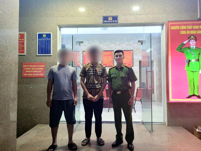 Ngăn chặn nam sinh có ý định nhảy cầu Nhật Tân tự tử Ngan chan nam sinh co y dinh nhay cau Nhat Tan tu tu