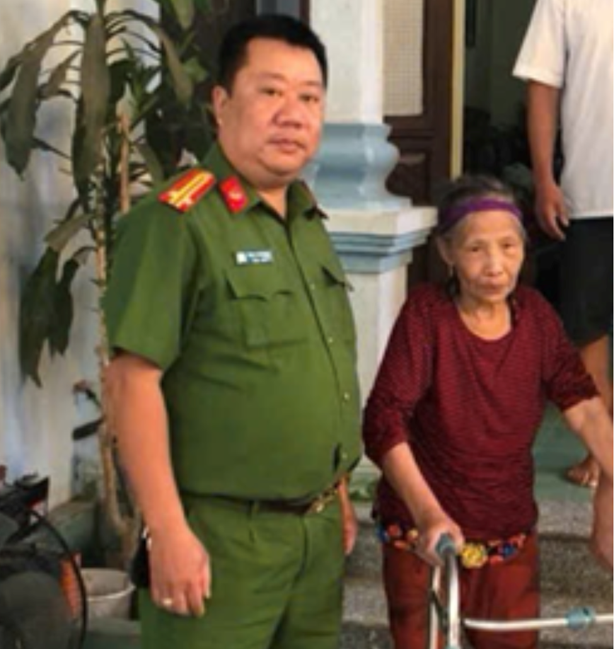 Vuot gan tram cay so dua cu ba di lac tro ve voi gia dinh