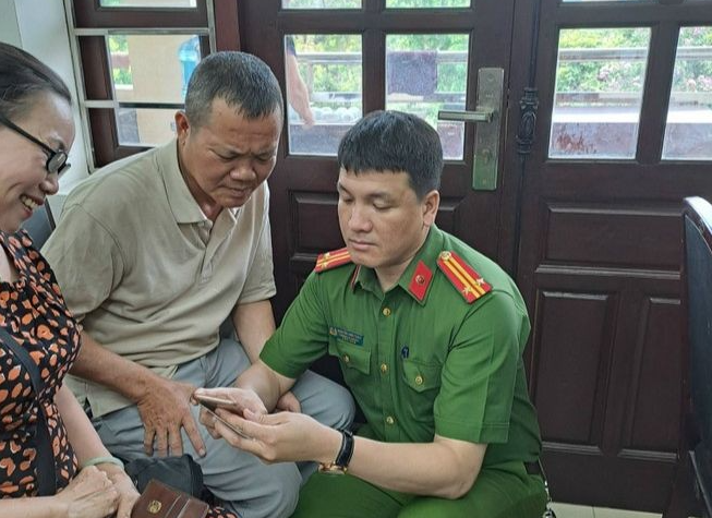 Năm 2001, sau khi tốt nghiệp Cao đẳng Cảnh sát nhân dân, đồng chí Nguyễn Anh Tuấn về công tác tại Đội Cảnh sát hình sự Công an quận Đống Đa. Trải qua các vị trí từ cảnh sát hình sự Công an phường Khâm Thiên, cảnh sát khu vực phường Khâm Thiên, Phó Trưởng Công an phường Văn Chương..., Trưởng Công an phường Láng Thượng... Với những đóng góp trên, ông đã 2 lần được tặng thưởng danh hiệu Chiến sĩ thi đua toàn lực lượng Công an nhân dân (2018, 2021). 