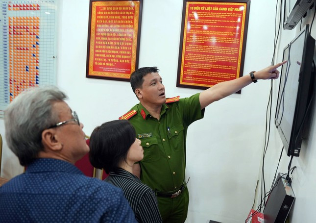 Bà Lê Thị Hồng Huệ - Tổng Giám đốc Công ty cổ phần đầu tư địa ốc Sông Hồng - tòa nhà 165 Thái Hà (Láng Hạ, Đống Đa, Hà Nội) cho biết, xung quanh tòa nhà có nhiều mặt ngõ. Do đó, sau khi được chỉ huy Công an phường Láng Hạ trao đổi việc xã hội hóa lắp camera đồng bộ với đơn vị, bà cảm thấy đây là việc làm thiết thực có ý nghĩa và rất ủng hộ. "Khi mà tất cả xung quanh được an toàn thì mình sẽ được an toàn" - bà Huệ chia sẻ về việc lắp camera kết nối tới trụ sở công an phường. 