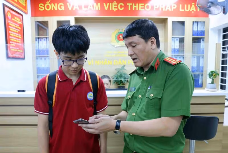 Không chỉ chú trọng công tác đảm bảo an ninh trật tự, Trung tá Nguyễn Anh Tuấn còn triển khai "bộ phận một cửa" tại phòng trực ban đơn vị. Đây là mô hình đã được thực hiện ở phường Láng Thượng năm 2021 và có thể nói là một trong những đơn vị triển khai đầu tiên ở TP Hà Nội cũng như trên toàn quốc nhằm giải quyết các thủ tục hành chính cho người dân. (Ảnh TTXVN)