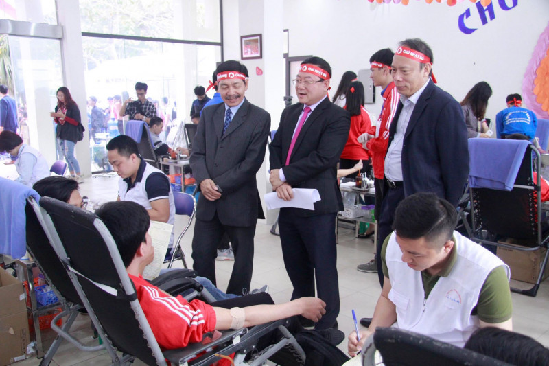 “Chu nhat do” du kien se tiep nhan hang chuc nghin don vi mau