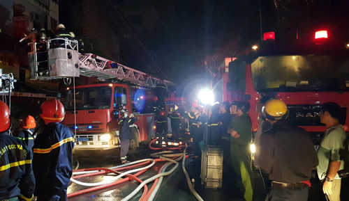 Hàng trăm chiến sĩ Cảnh sát PCCC cùng nhiều xe chuyên dụng trắng đêm tham gia chữa cháy.