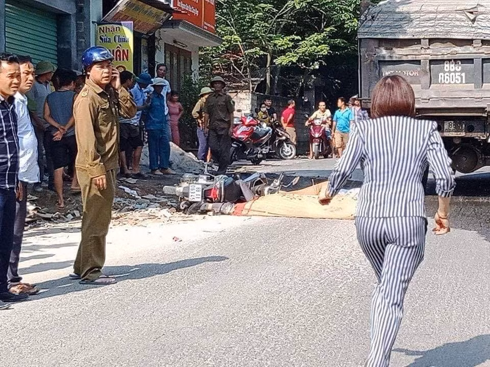 Xe may va cham voi o to tai, 2 vo chong tu vong tai cho