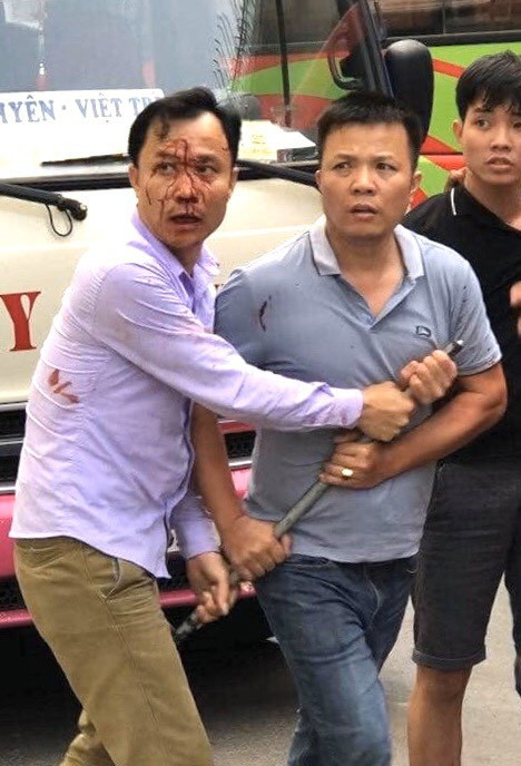 Tai xe xe khach danh nguoi nhu con do - So GTVT xu ly the nao?-Hinh-2