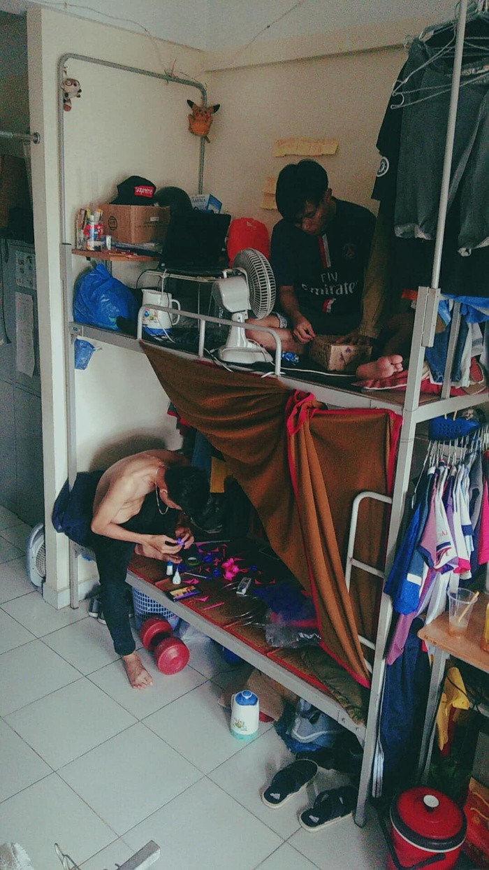 Hai nam sinh Bach Khoa cam cui xep hoa tang nguoi yeu nhan dip 20/10, CDM duoc phen ran ran 'gato'-Hinh-2