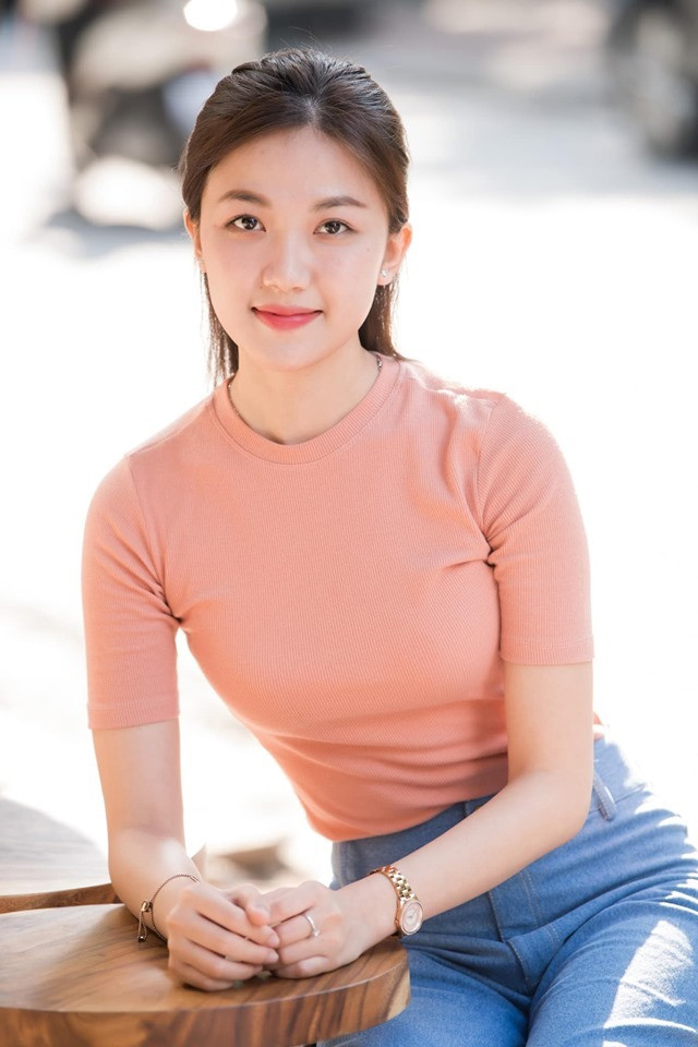 Ngoài đời Lương Thanh chuộng quần jeans và những trang phục đơn giản.