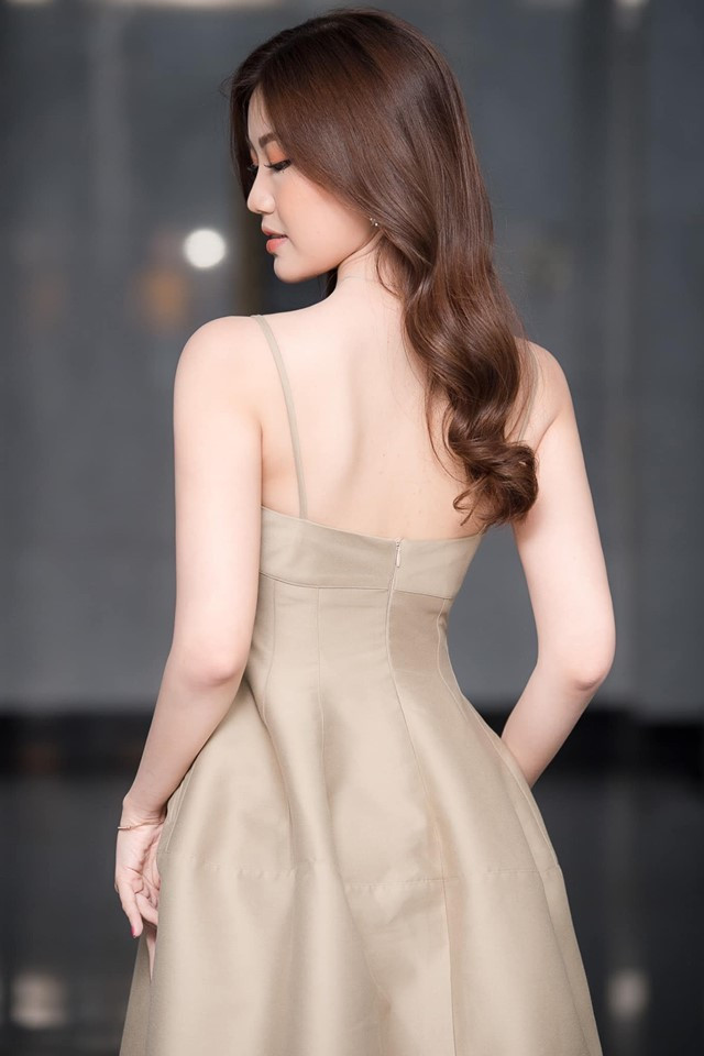 Lương Thanh thường chọn lối trang điểm nhẹ nhàng và những trang phục nhã nhặn mỗi khi dự sự kiện.