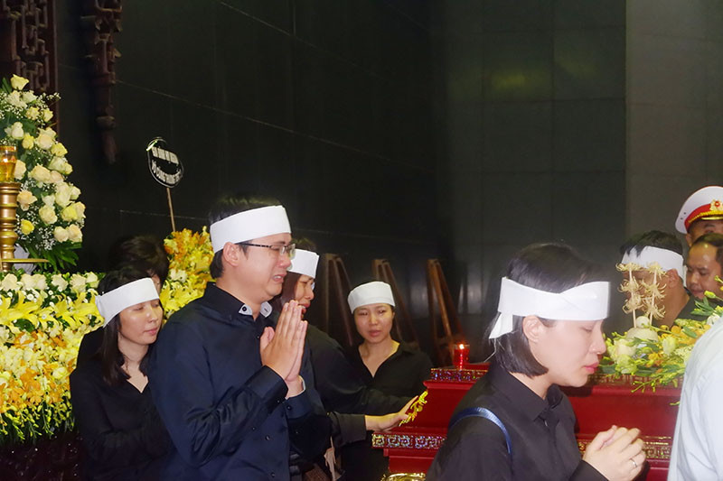 Ông có nhiều năm công tác tại Trường Đại học Mỏ - địa chất, sau là hiệu trưởng trường này. Tháng 11/2018, ông được bổ nhiệm giữ chức Thứ trưởng Bộ GD-ĐT phụ trách bậc giáo dục đại học. Tháng 2/2019, ông giữ chức bí thư Đảng ủy Bộ Bộ GD-ĐT.