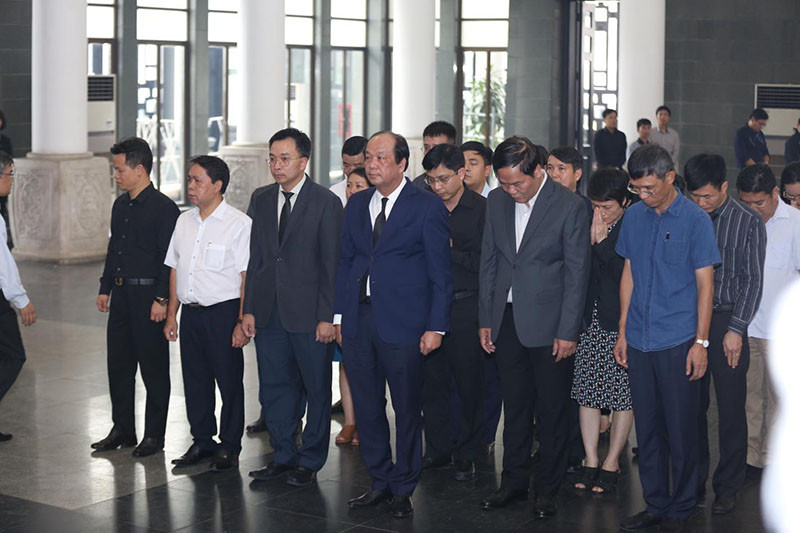 Ông Mai Tiến Dũng - Ủy viên Trung ương Đảng, Bộ trưởng, Chủ nhiệm Văn phòng Chính phủ tới viếng và ghi sổ tang.