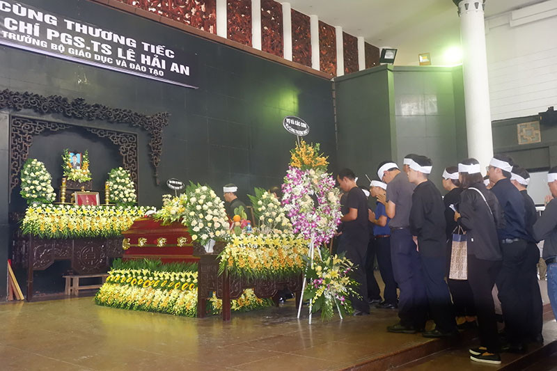 Hiệu trưởng Trường Đại học Kinh tế TP HCM Nguyễn Đông Phong; Giám đốc Sở GD-ĐT TP Hà Nội Chử Xuân Dũng; đại diện Ban quản trị Tòa nhà N04, UDIC COMPLEX, phố Hoàng Đạo Thúy, quận Thanh Xuân, TP Hà Nội; ông Lê Hải Khôi, đại diện gia đình.