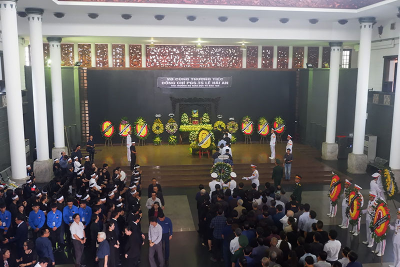 Chánh Văn phòng Đảng - Đoàn thể Bộ GD-ĐT Nguyễn Quốc Hải; Chủ tịch Hội đồng trường Trường Đại học Mỏ - Địa chất Trần Xuân Trường; Hiệu trưởng Trường Đại học Bách Khoa Hà Nội Hoàng Minh Sơn;