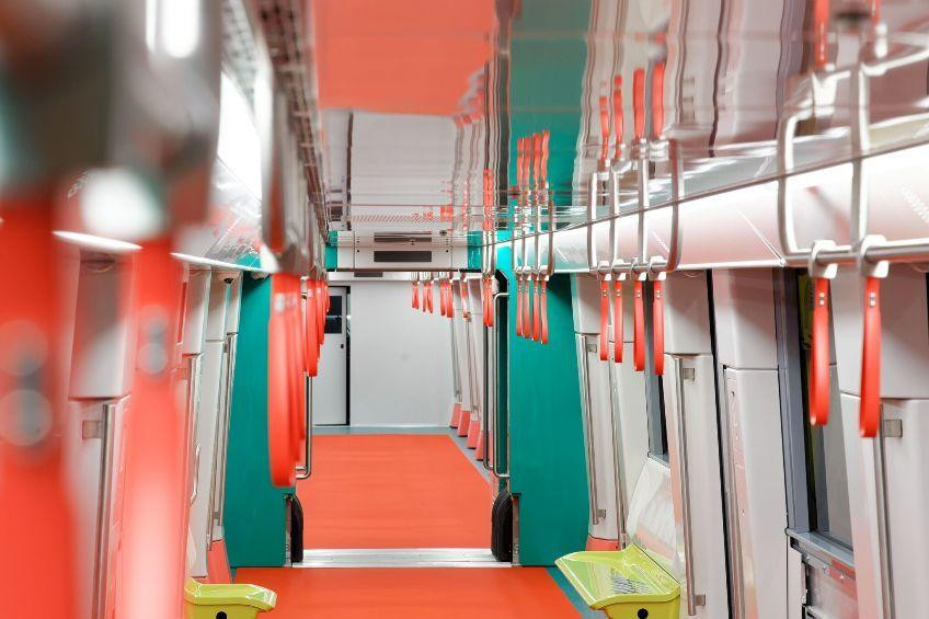 Theo bà Sylvia Scannelli, Giám đốc dự án Alstom, thiết kế và công năng của đoàn tàu rất độc đáo, dành riêng cho dự án tại Hà Nội. Theo đó, đoàn tàu cho tuyến metro số 3 của Hà Nội được thiết kế với tất cả các đặc điểm riêng cho Việt Nam, tức là được thiết kế để chống lại điều kiện thời tiết thất thường, nhất là gió mùa. (Ảnh: báo Giao Thông).