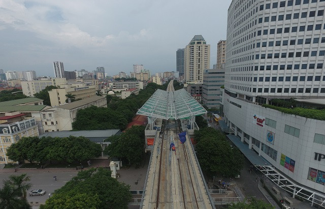 Theo đó, các đoàn tàu thuộc dự án đường sắt đô thị Nhổn - Ga Hà Nội sẽ khai thác với tốc độ thương mại 35km/giờ, tốc độ thiết kế tối đa đạt 80km/giờ (các đoàn tàu metro tại Paris, Berlin,… và các độ thị khác tại châu Á cũng được thiết kế với tốc độ vận hành trên). Đây được coi là tiêu chuẩn thiết kế của các tuyến metro trên thế giới. (Ảnh: Kinh tế đô thị).