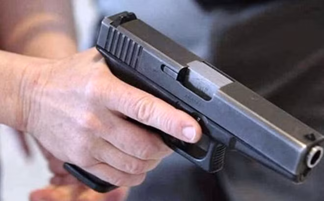 Bat tam giam doi tuong dung sung ban lien tiep khach trong quan ca phe