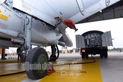 Xe tra nạp nhiên liệu tiến hành nạp dầu bay.