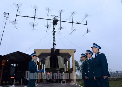Hoạt động bay đòi hỏi sự tham gia của tất cả các thành phần, trong đó lực lượng bảo đảm thông tin-ra đa- ánh sáng đóng góp vai trò quan trọng. Họ là lực lượng bảo đảm trang thiết bị, khí tài cho việc quản lý, dẫn dắt máy bay. Trong ảnh: Cán bộ, nhân viên đài ra đa P12 nhận nhiệm vụ trước chuyến bay đêm.