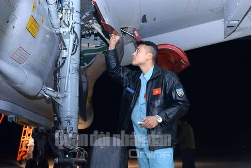 Phi công kiểm tra vòng kín máy bay làm cơ sở cho việc tiếp thu máy bay từ nhân viên chuyên ngành kỹ thuật hàng không.