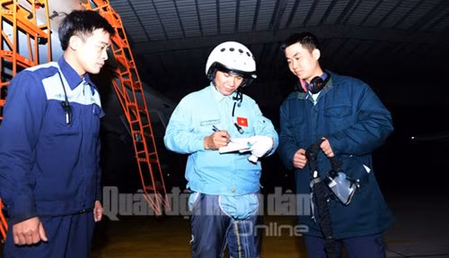 …và bàn giao máy bay cho đội ngũ nhân viên kỹ thuật. Ban bay đêm đã hoàn thành, bảo đảm an toàn tuyệt đối.