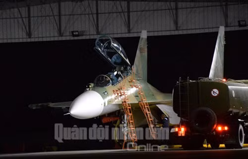 Nạp nhiên liệu, kiểm tra tình trạng kỹ thuật của máy bay giữa các chuyến bay đêm.