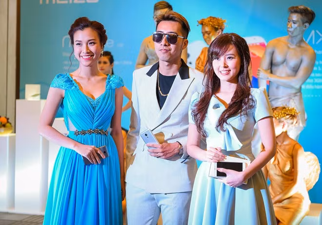 Người đẹp 26 tuổi rạng rỡ, vui vẻ khi gặp lại MC Hoàng Oanh, nhạc sĩ Only C. Tuy nhiên, cô vẫn tránh né những câu hỏi liên quan đến chuyện cá nhân. Nữ diễn viên 8X chia sẻ cô bắt đầu quay lại làm việc, khiến bạn bè và người hâm mộ đều vui mừng.