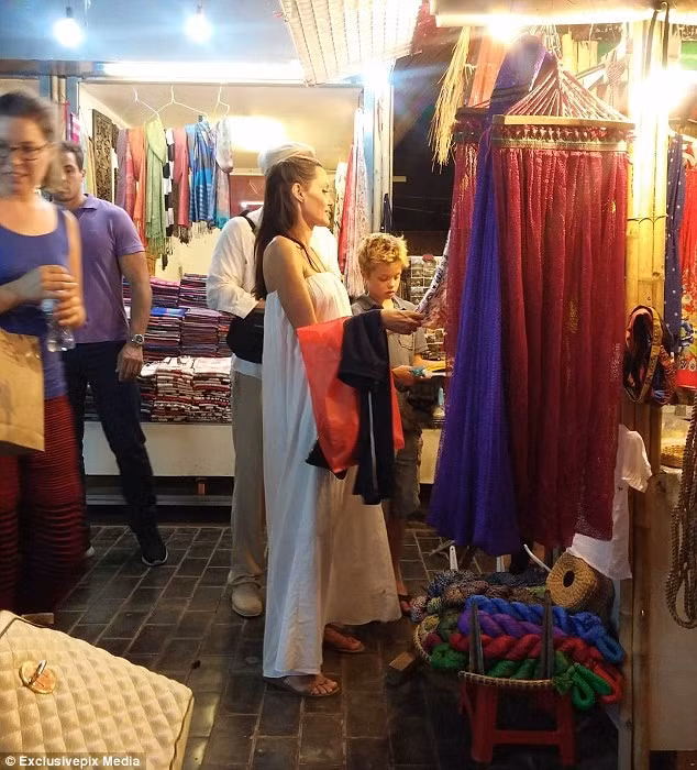 Angelina Jolie Brad Pitt bi mat tham Ha Noi Ha Long-Hinh-2