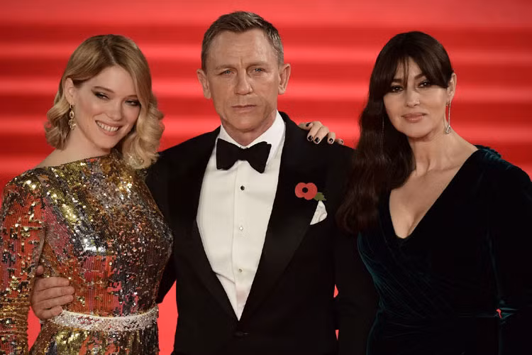 Nam diễn viên Daniel Craig - chàng điệp viên 007 chụp hình kỷ niệm với hai nàng “Bond girl” Léa Seydoux và Monica Bellucci.