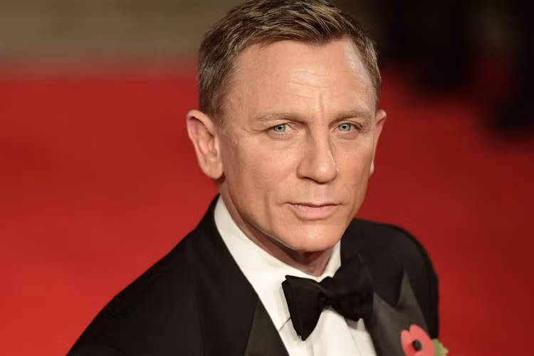Daniel Craig – người đã gắn bó với vai diễn mang tính biểu tượng này suốt một thập kỷ qua – đã bày tỏ với đài BBC: “Bộ phim đã thay đổi cuộc sống của tôi và tôi yêu từng giây trong đó”.