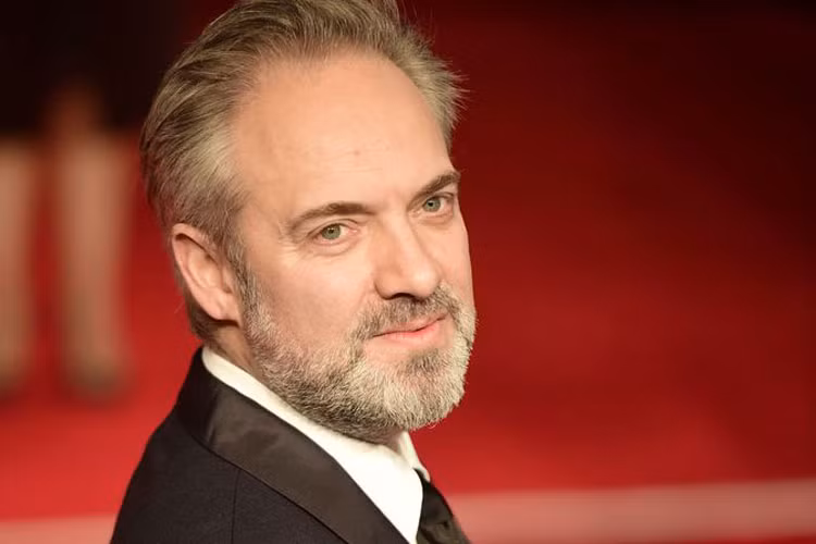 Đạo diễn Sam Mendes lịch lãm không kém những chàng điệp viên của mình khi xuất hiện tại sự kiện.