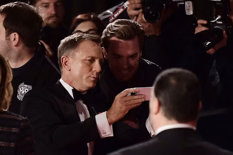 Daniel thân thiện chụp ảnh cùng người hâm mộ.