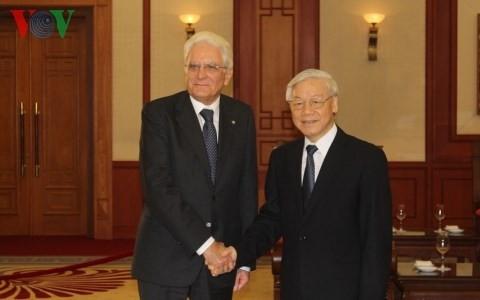 Tổng Bí thư Nguyễn Phú Trọng (phải) bắt tay Tổng thống Italy Sergio Mattarella.