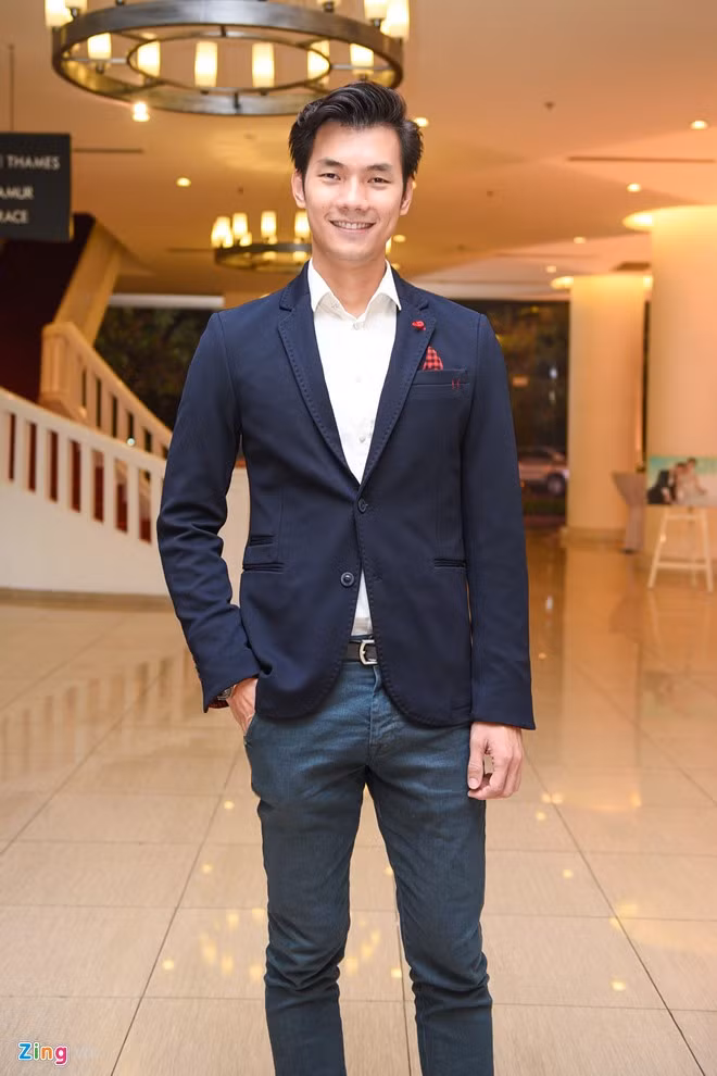 Nhan Phúc Vinh chọn bộ cánh vest phối cùng quần jeans hiện đại.