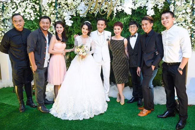 Cô dâu chú rể tràn ngập trong hạnh phúc khi nhận được lời chúc mừng từ người thân, đồng nghiệp.