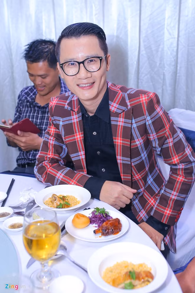Ca sĩ Hoàng Bách vui vẻ nhập tiệc cưới.