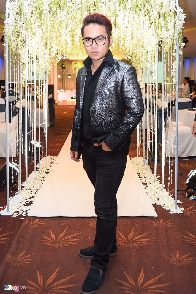 Nhà thiết kế Chung Thanh Phong, người lo trang phục và ảnh cưới cho cặp "tân lang tân nương" đến khá sớm để phụ giúp đôi trẻ chuẩn bị hôn lễ.