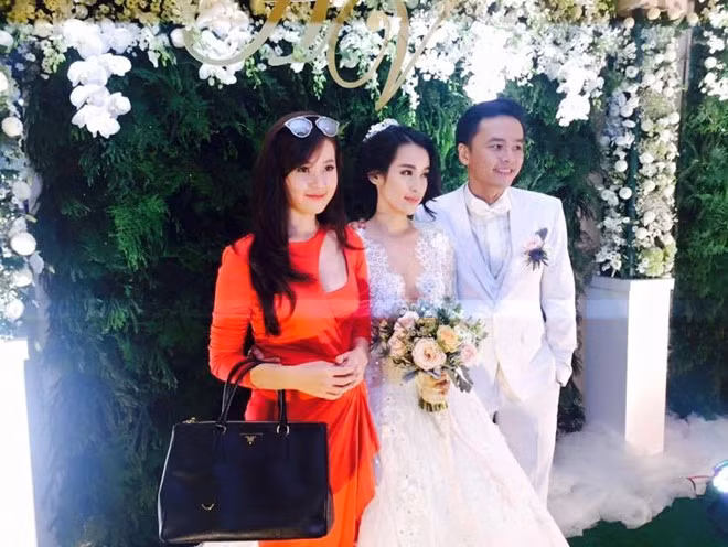 Midu chụp ảnh cùng Tú Vi - Văn Anh. Người đẹp không quên dành những lời chúc ngọt ngào cho đàn chị thân thiết. Ảnh: Thành Trung