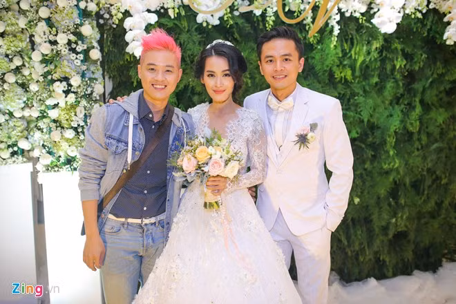 Thanh Duy Idol ăn vận trẻ trung đến chung vui cùng đôi vợ chồng trẻ.