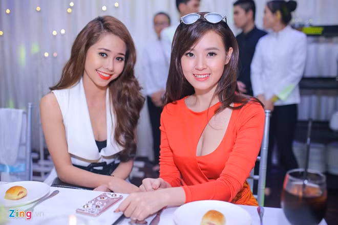 Sau phần chụp ảnh kỷ niệm cùng cô dâu chú rể, Midu bước vào bàn tiệc. Midu vui vẻ hội ngộ Tường Vi.