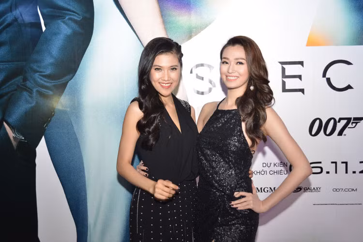 Thu Hằng và Khánh My (bên phải) gợi cảm với trang phục tông đen.