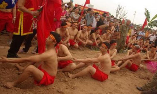 Nghi thức kéo co ở quận Long Biên, Hà Nội.